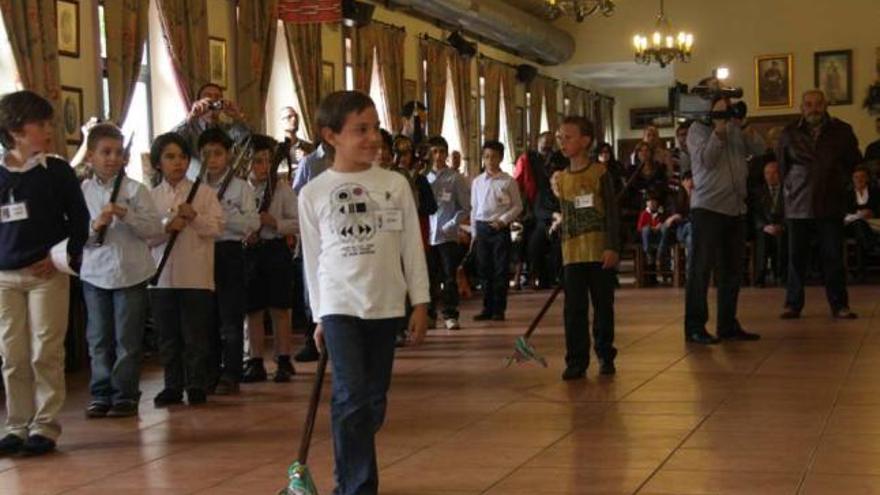 Los niños festeros de Alcoy ensayan su Gloria