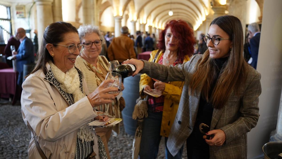 Varias asistentes prueban el vino de una de las bodegas participantes.