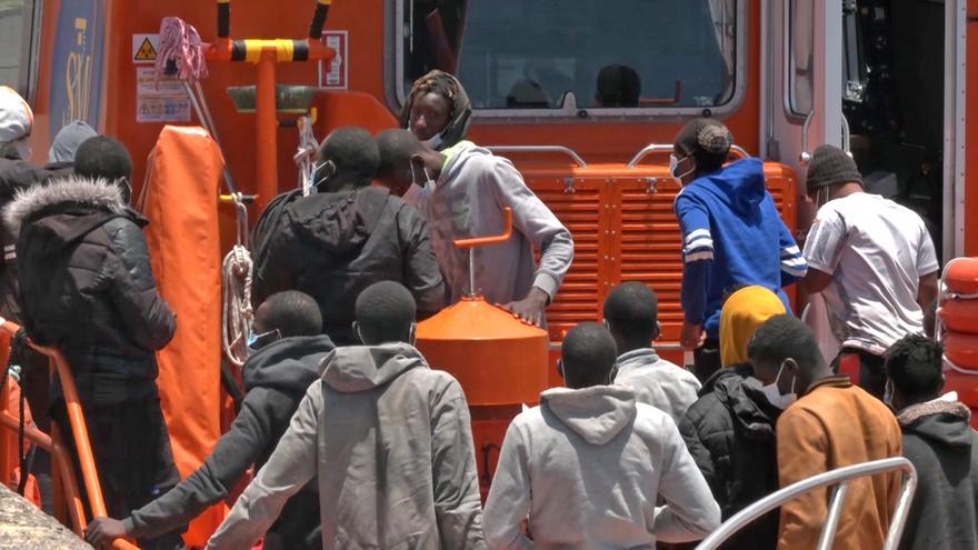 Rescatan una patera con 68 personas en Gran Canaria
