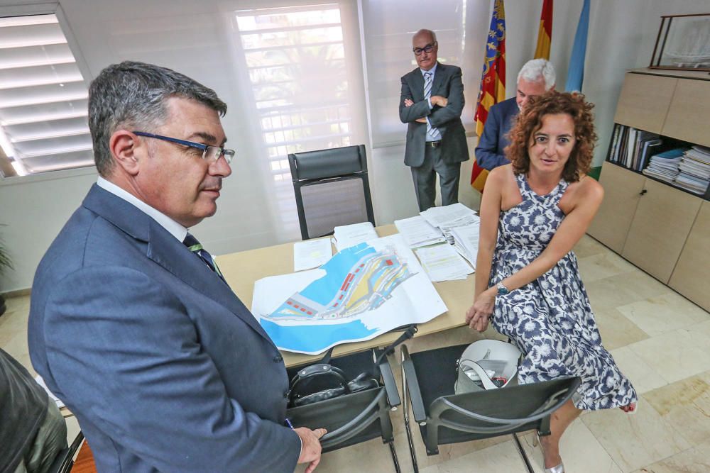 Visita del presidente de las Cortes Valencianas, Enric Morera, al Ayuntamiento de Torrevieja