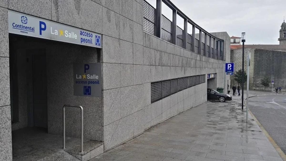 El parking de La Salles es otra de las opciones más recurrentes para los compradores de la Praza de Abastos