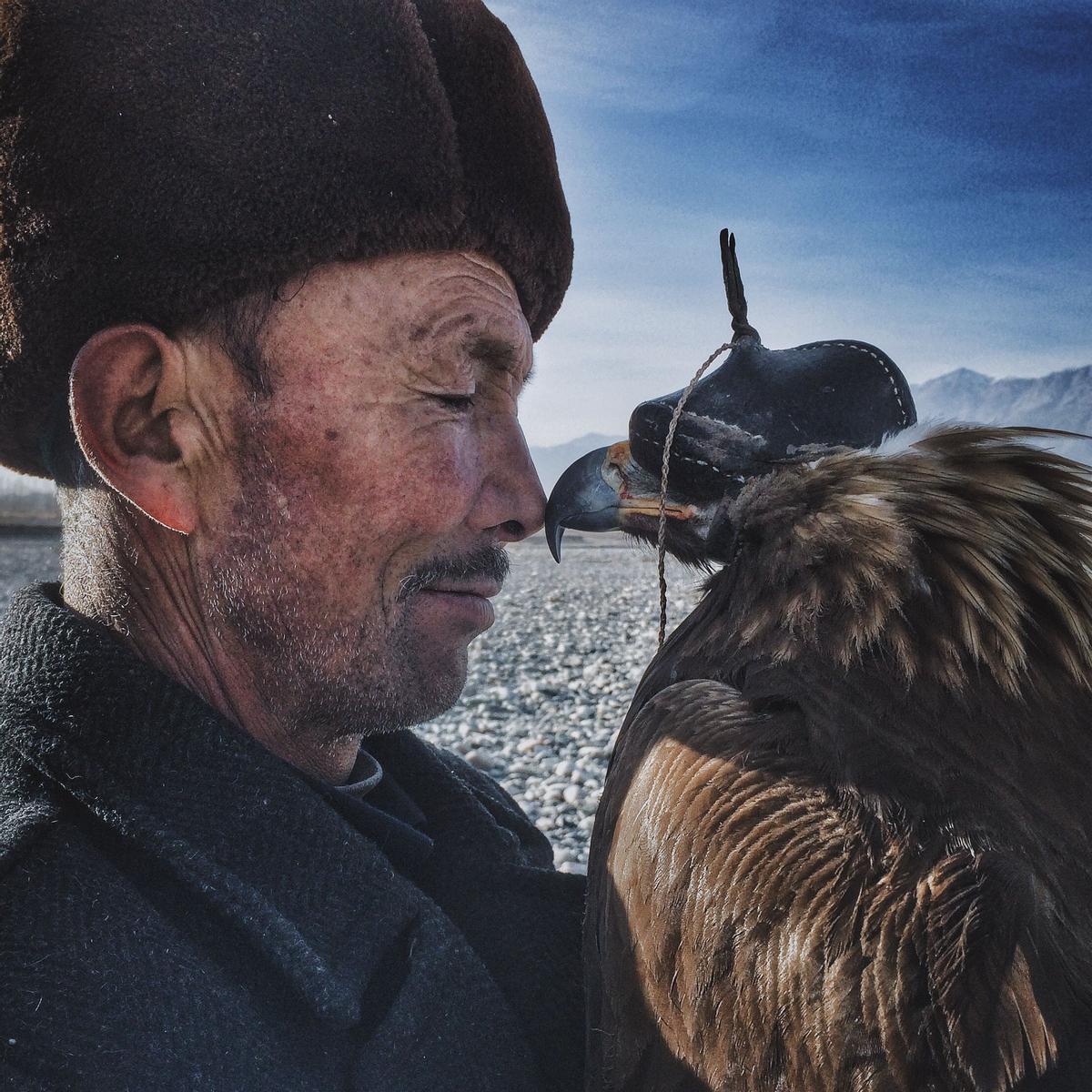 Man and the Eagle de Siyuan Niu, fotografía ganadora del IPPAWARDS 2016