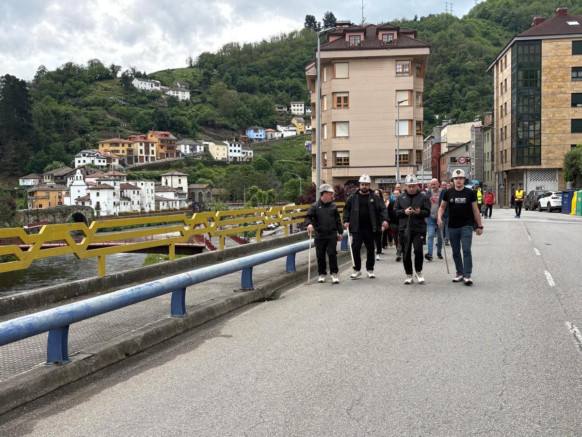 La marcha, con los cuatros mineros de Tormaleo a la cabeza, a su paso por Cangas del Narcea.