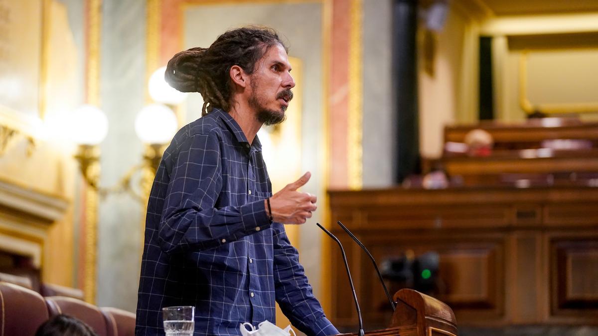 Archivo - El secretario de Organización de Podemos y diputado de Unidas Podemos en el Congreso, Alberto Rodríguez  interviene en una sesión plenaria en el Congreso de los Diputados, a 18 de mayo de 2021, en Madrid (España).