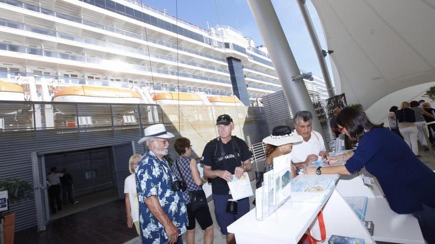 Varios cruceristas a su llegada a Alicante