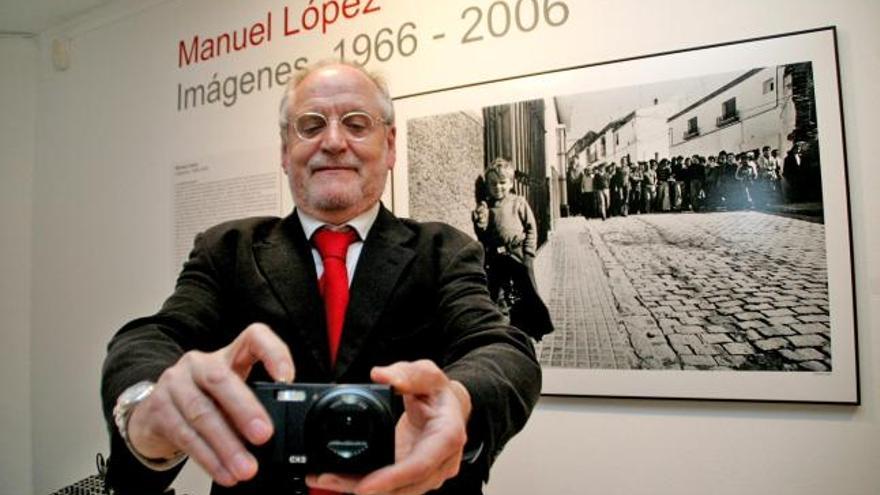 Manuel López, retratando al autor de la imagen superior, ayer en la inauguración de su exposición en la Muralla Bizantina.