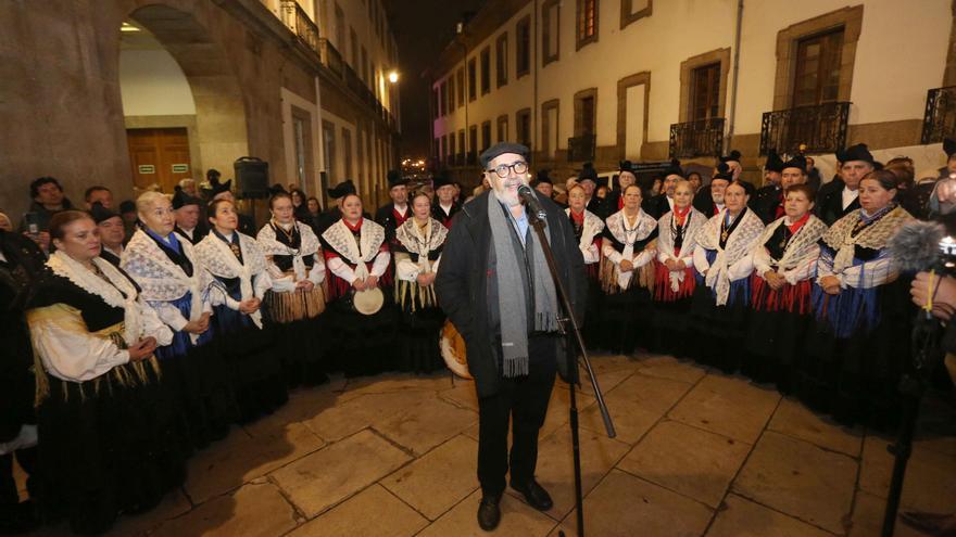 Decenas de personas corean en A Coruña el himno gallego en el 116 aniversario de su estreno