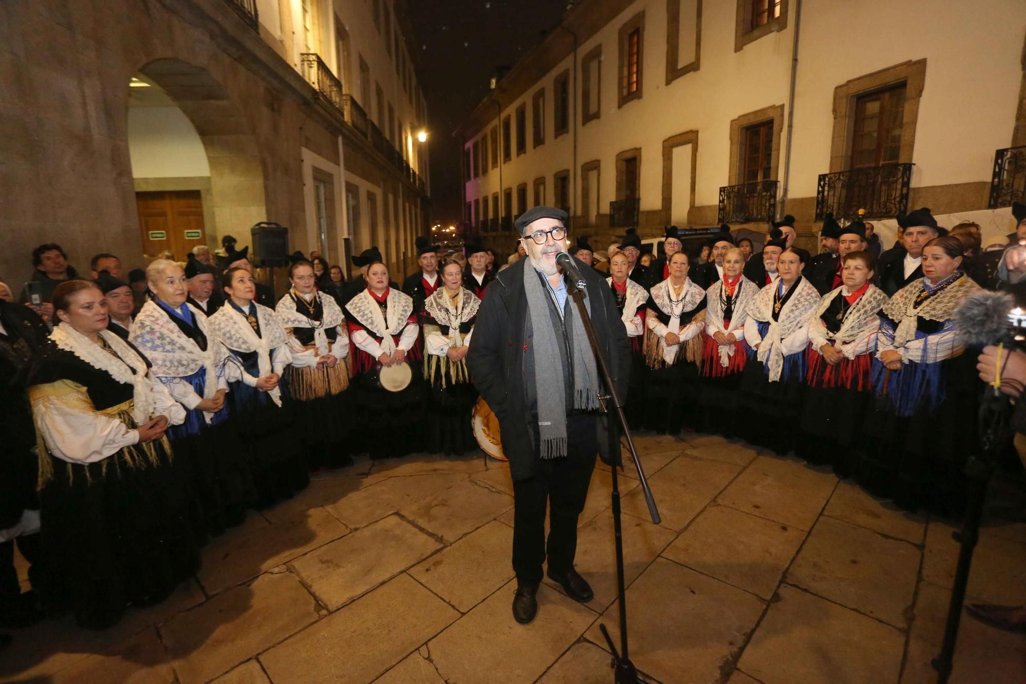 Decenas de personas corean en A Coruña el himno gallego en el 116 aniversario de su estreno