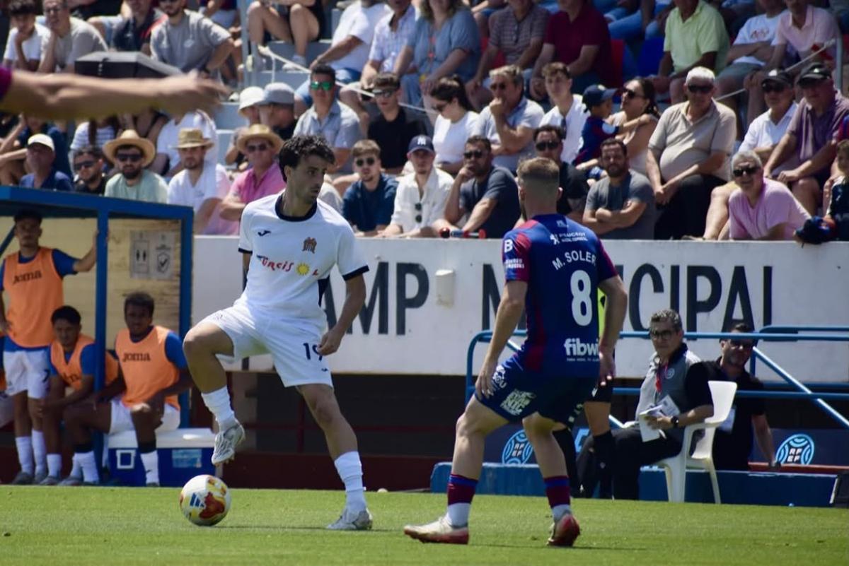 Adri Pérez controlando el balón