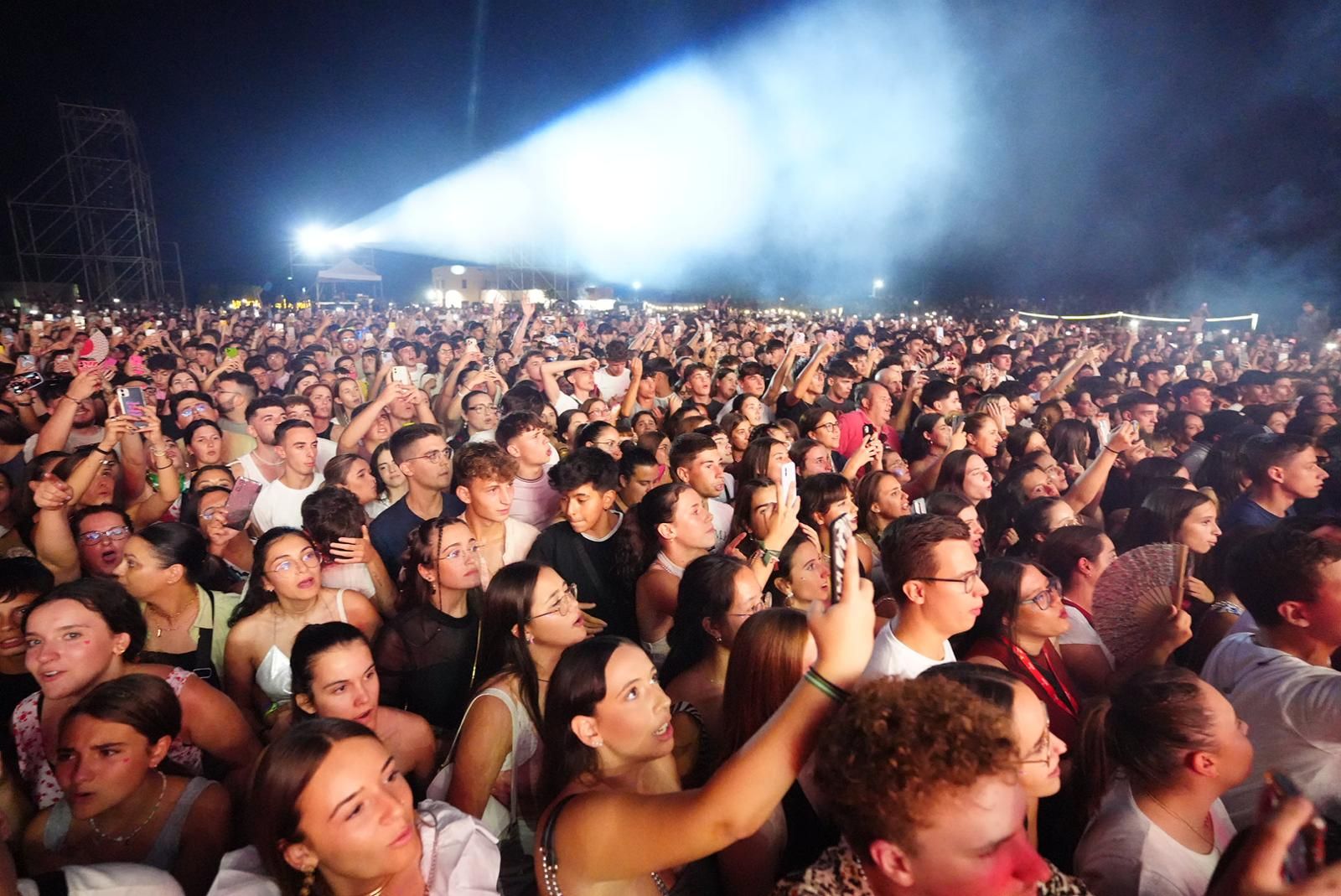 Miles de personas forman colas de horas para ver a Quevedo