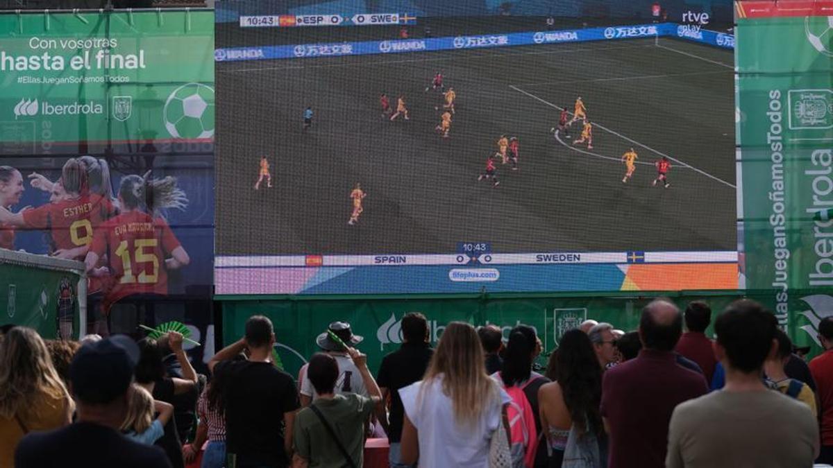 Aficionados españoles viendo el partido ante Suecia en las semifinales del Mundial.