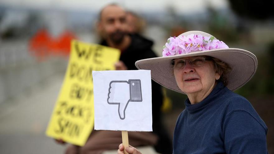 Una mujer protesta frente a la sede de Facebook en EEUU