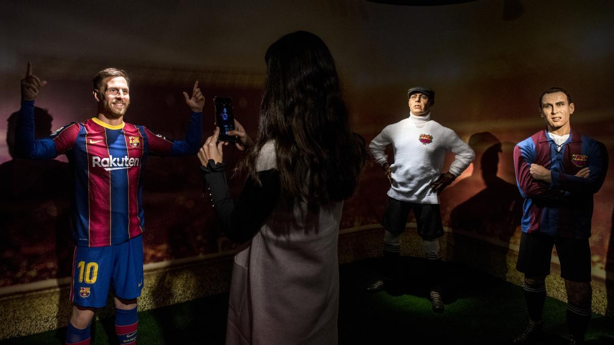 Leo Messi, a la izquierda, en el renovado Museo de Cera de Barcelona