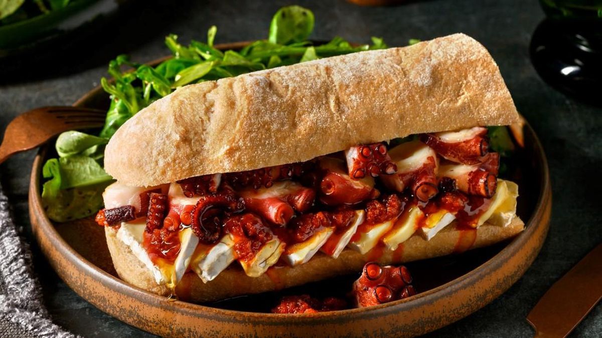 Bocadillo de pulpo con sobrasada de Mallorca y queso camembert con miel de Hello Fresh.
