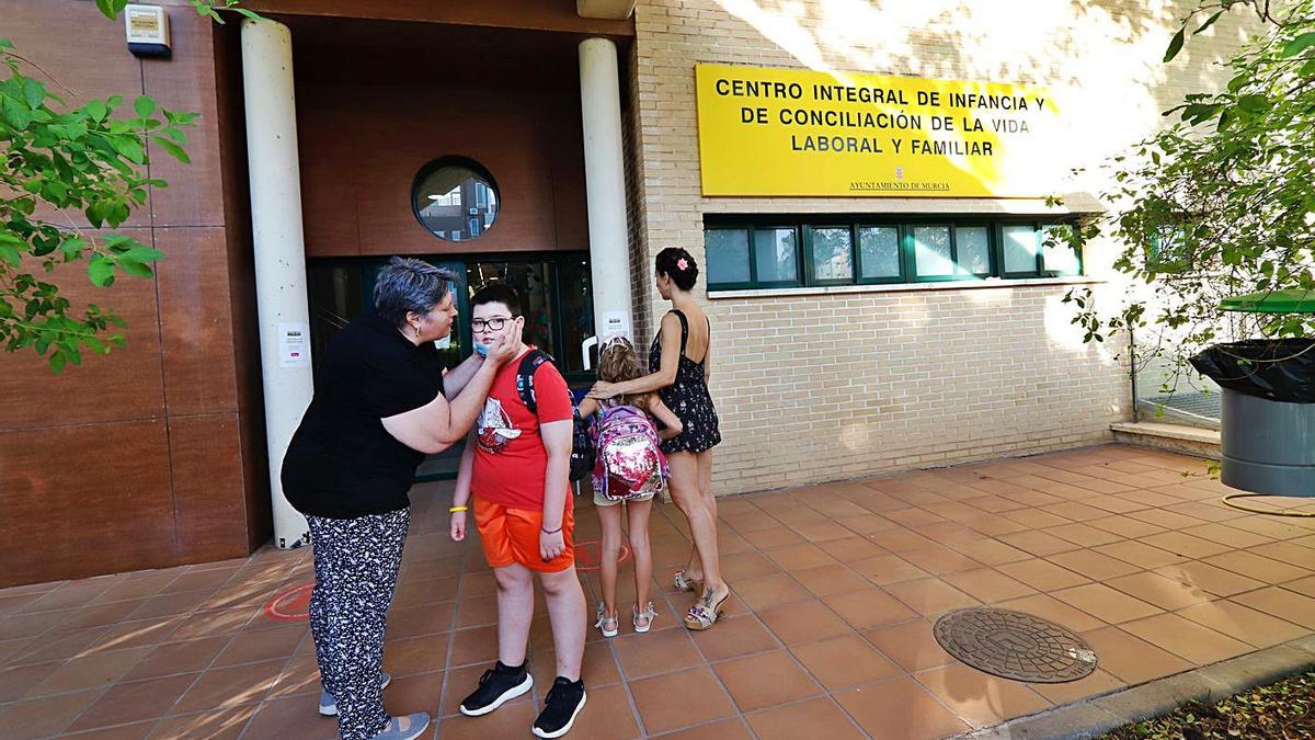 Madres dejaban este viernes a sus hijos en la escuela de verano del Centro Integral. | JUAN CARLOS CAVAL