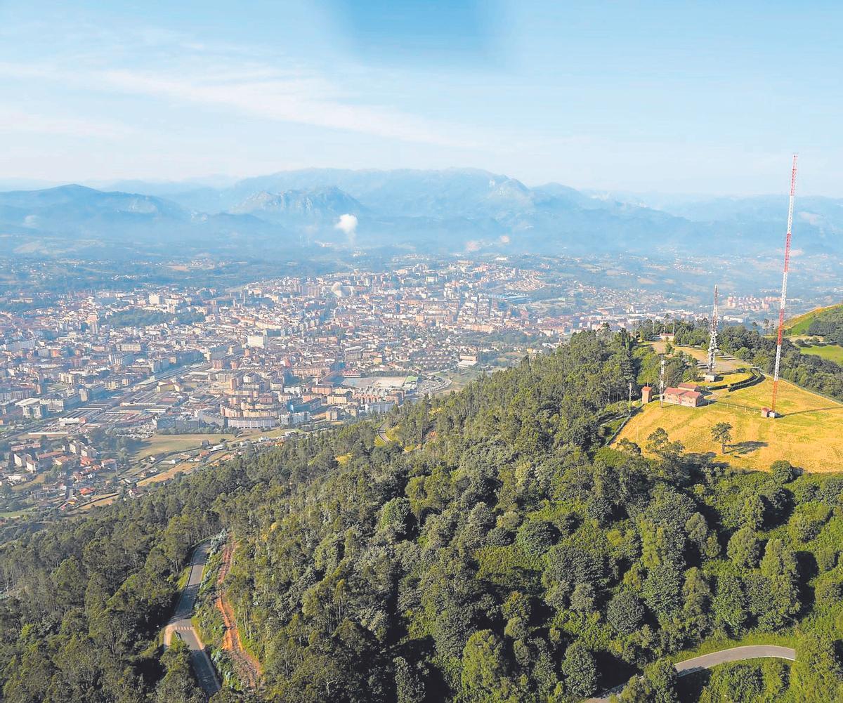 Una vista aérea del monte Naranco.