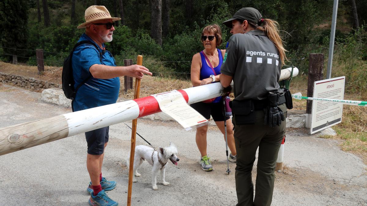 SUCCESSOS - Una agent rural informant una parella d&#039;excursionistes que no es pot entrar al parc natural del Montgrí arran de l&#039;elevat risc d&#039;incendi i l&#039;activació del nivell 3 del Pla Alfa - PREVENCIO DE INCENDIS FORESTALS - INCENDI FORESTAL