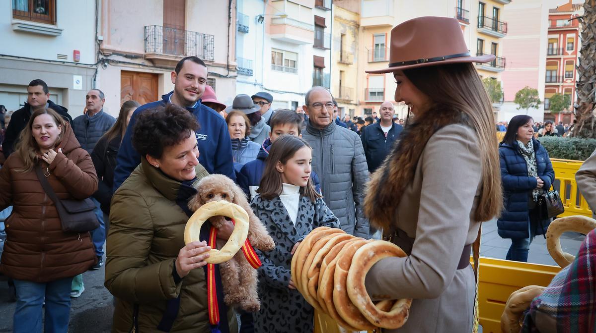 La alcaldesa de Onda, Carmina Ballester, en el reparto del rollo.