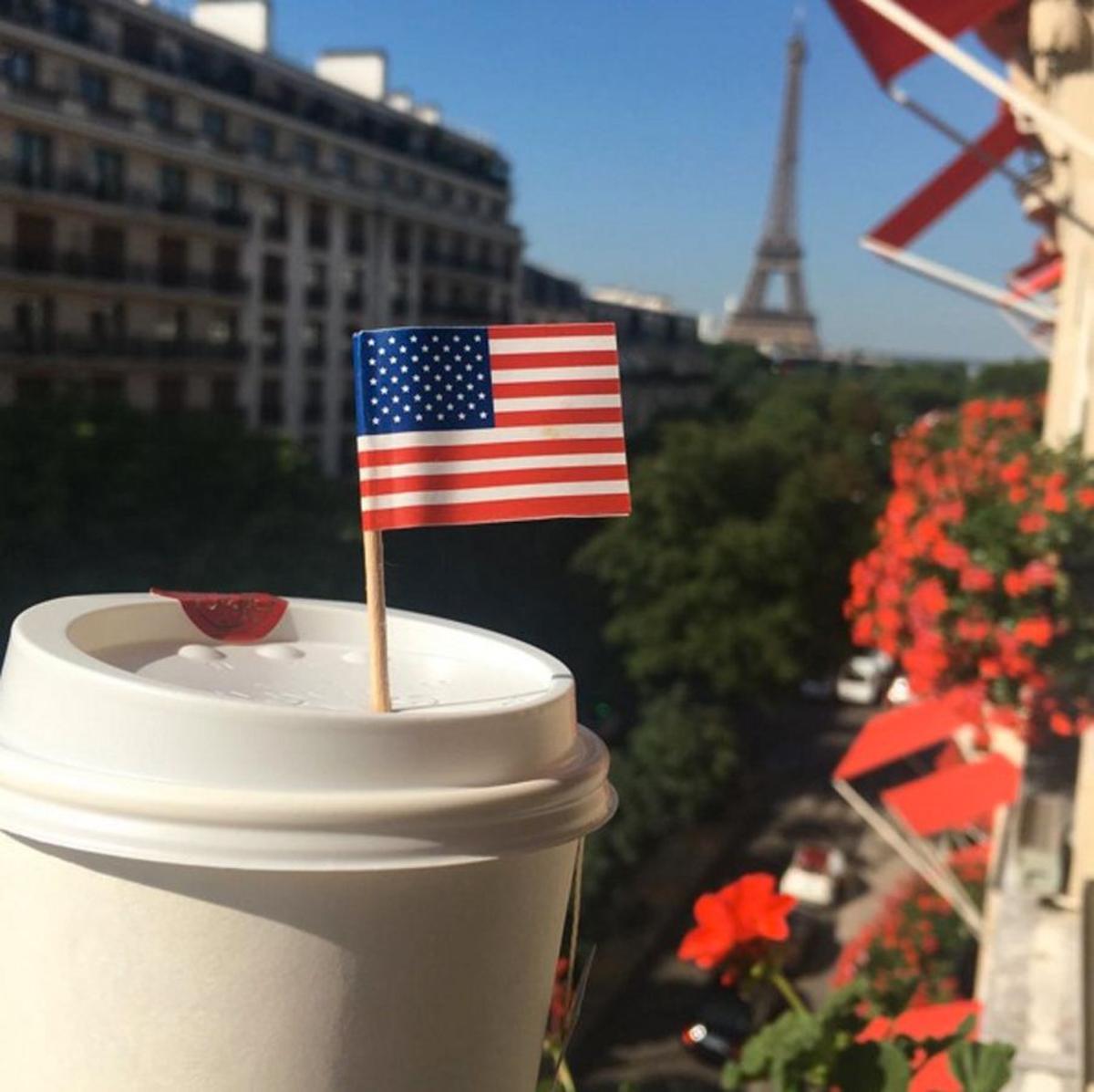 Kirsten Dunst celebra el 4 de julio desde París