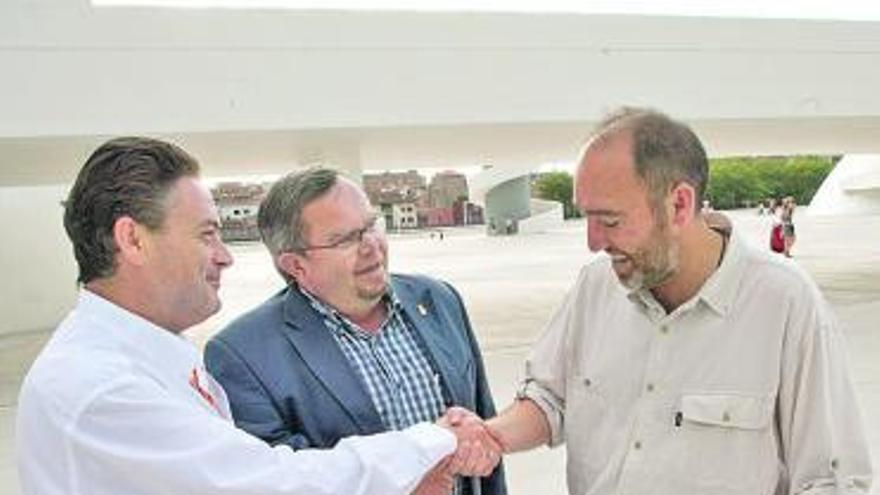 Joaquín Aréstegui, Constantino Álvarez y Natalio Grueso, en el Niemeyer.