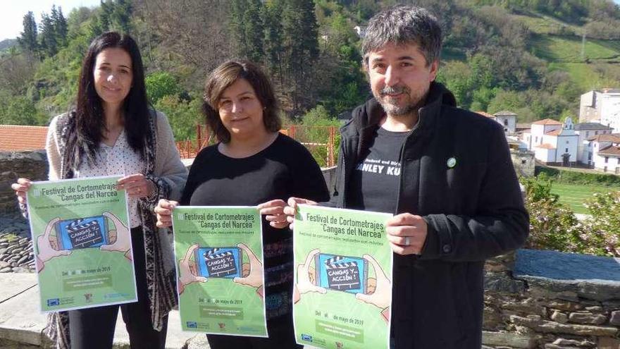 Por la izquierda, Noelia Rodríguez, la concejala Laura Álvarez y Moisés Álvarez, con el cartel del Festival.