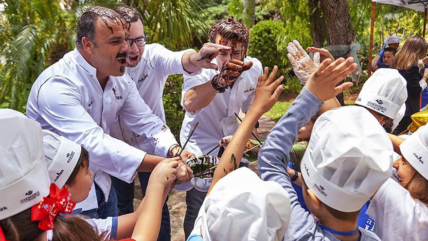 Varios chefs y niños hacen chocolate en una de las anteriores ediciones de los talleres.