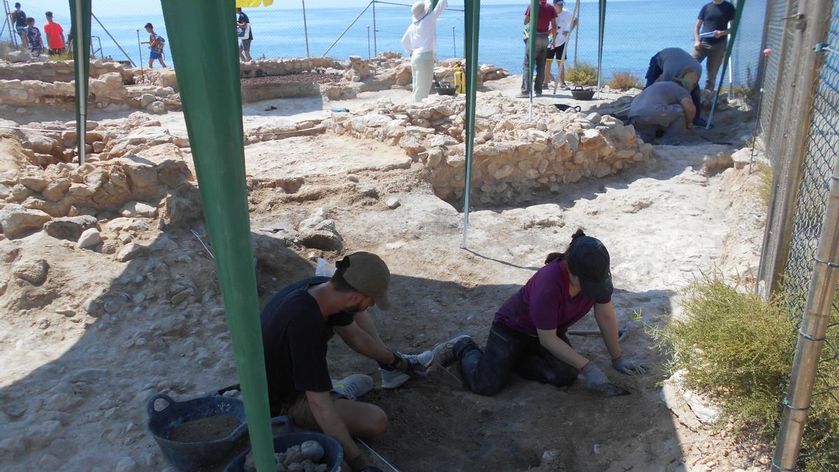 Investigadores del MARQ trabajan en la Illeta dels Banyets.