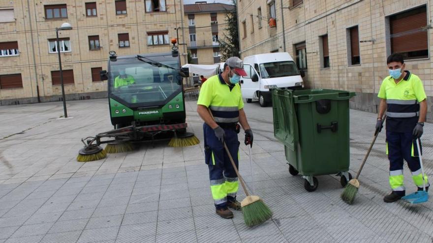 Limpieza de espacios públicos hoy en Laviana.