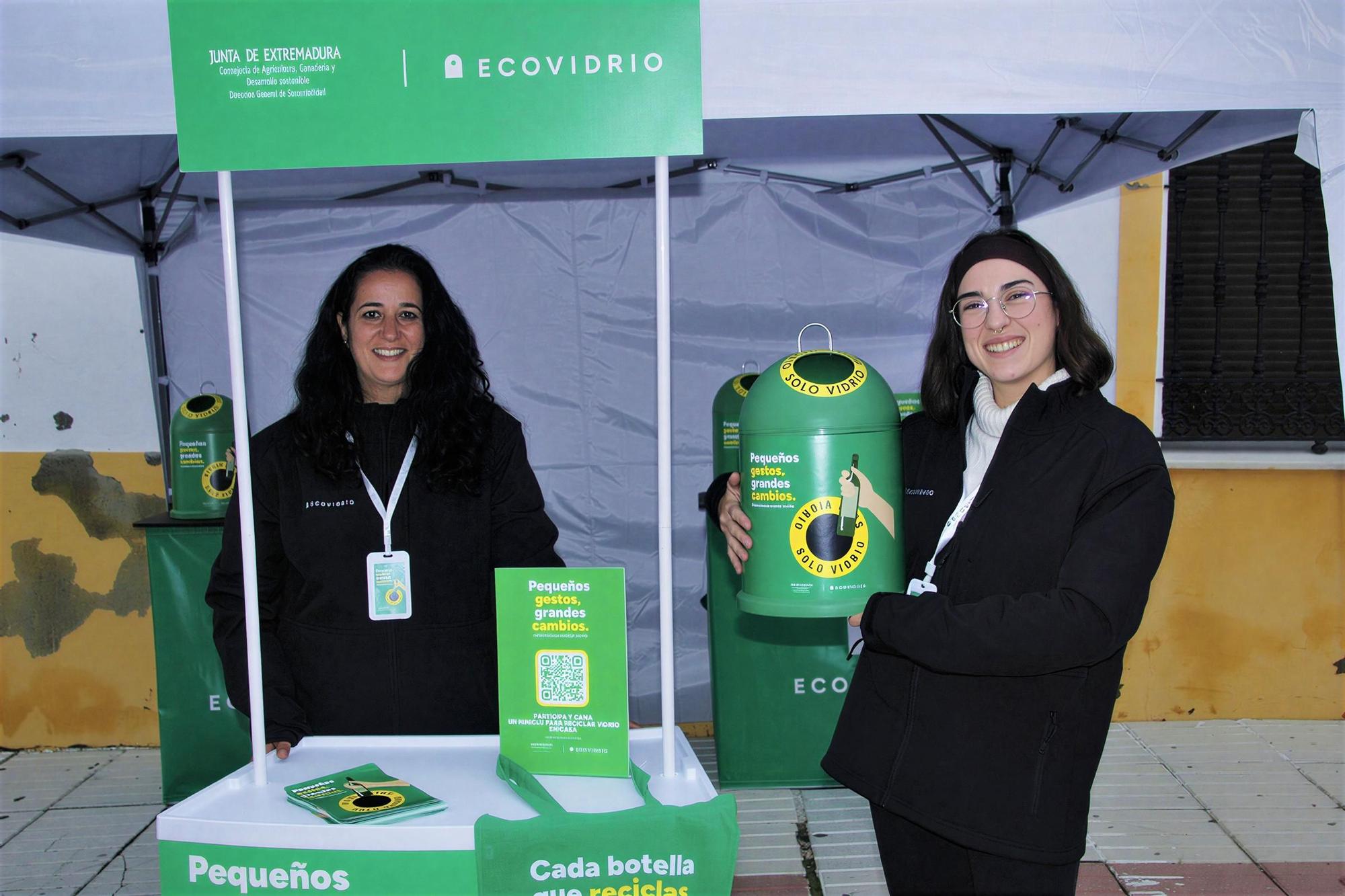 Educadoras ambientales de Ecovidrio durante su visita a Monesterio