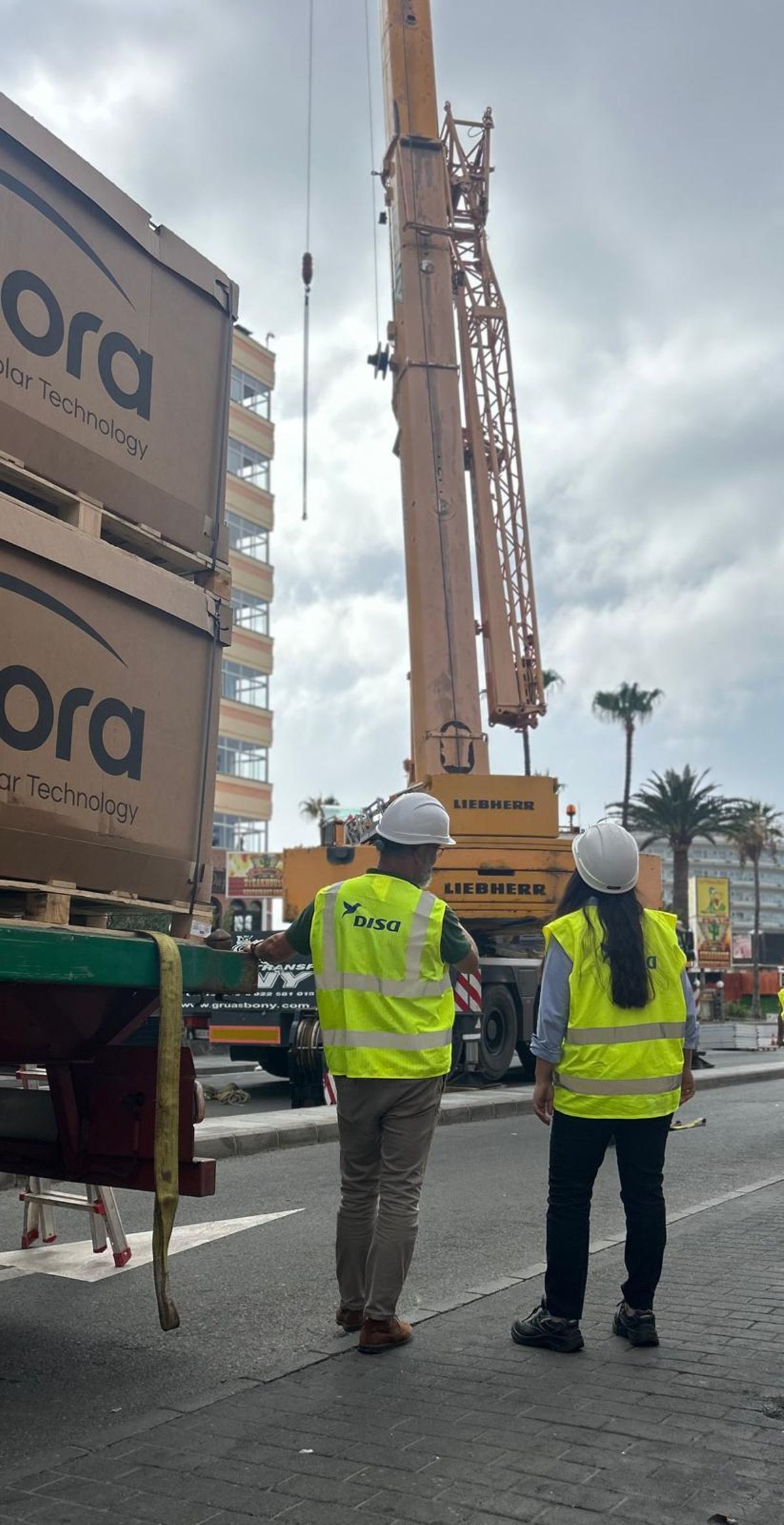 Un momento de la elevación del material para instalar la planta solar híbrida en la cubierta del hotel Maritim Playa.
