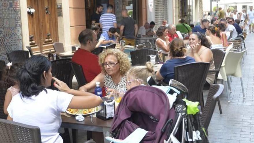 Una terraza del centro de Elche, ayer a mediodía.