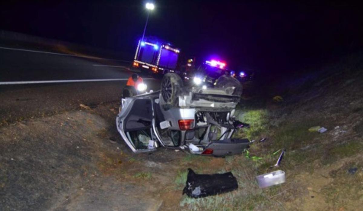 Estado en el que quedó el vehículo alcanzado en la AG-31 por un conductor que se dio a la fuga a pie tras el siniestro.