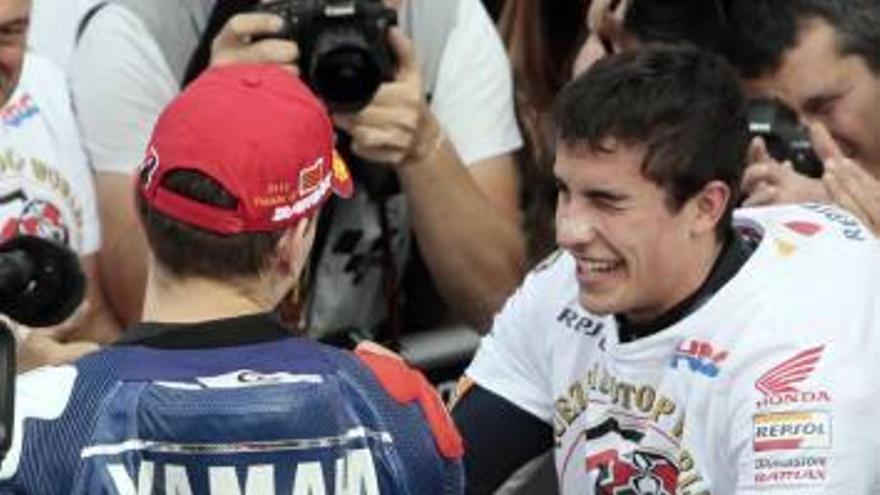 Márquez se felicita con Lorenzo a la llegada al podio.