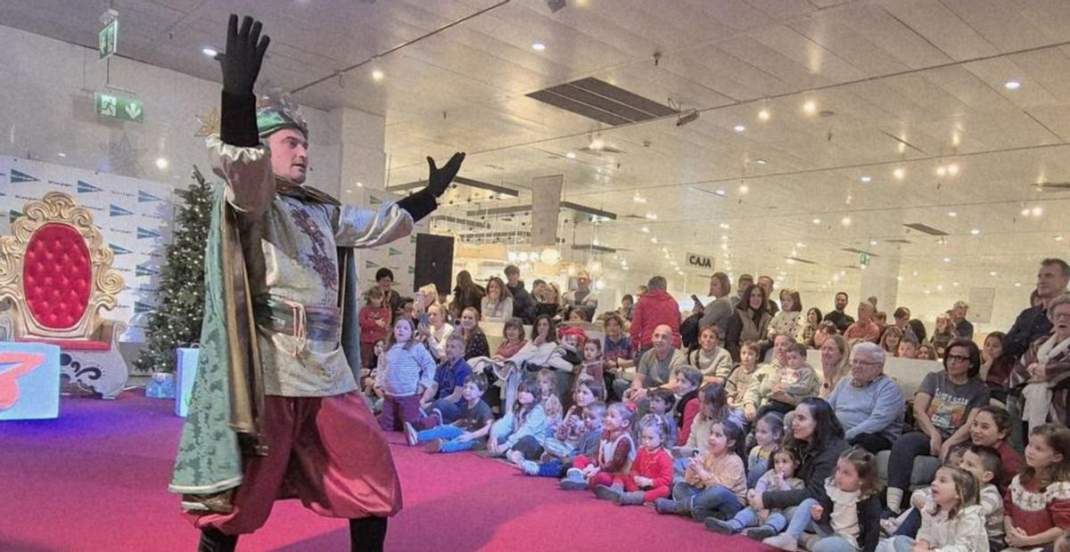 Corales y Papá Noel en un Gijón que vive la Navidad