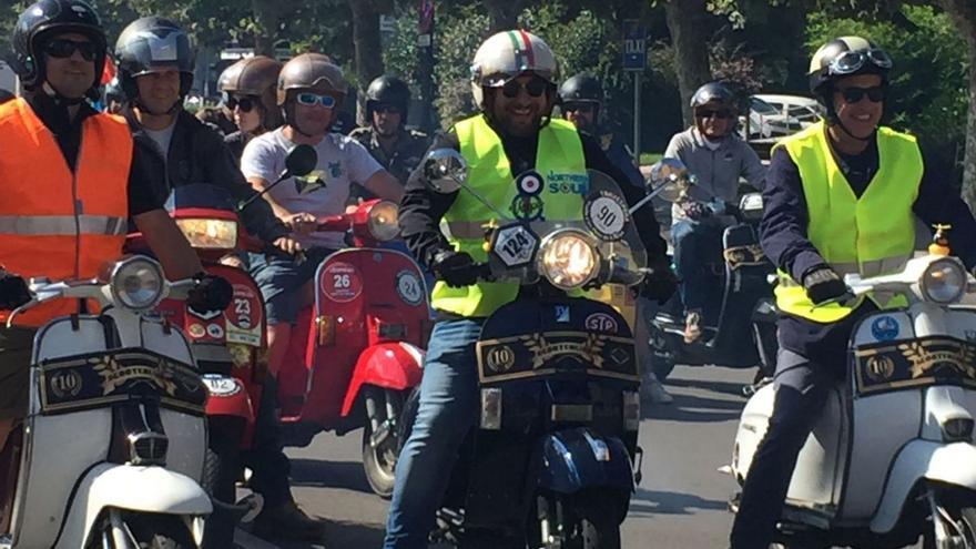 Vespas" y "lambrettas" se adueñan por una día de las carreteras de la  comarca - La Nueva España