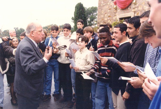 Mussons, en un acto navideño en La Masia con los jóvenes jugadores del Barça.