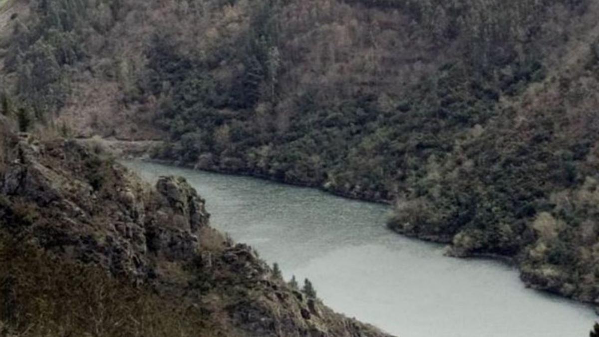 El río Navia, a su paso por Illano.