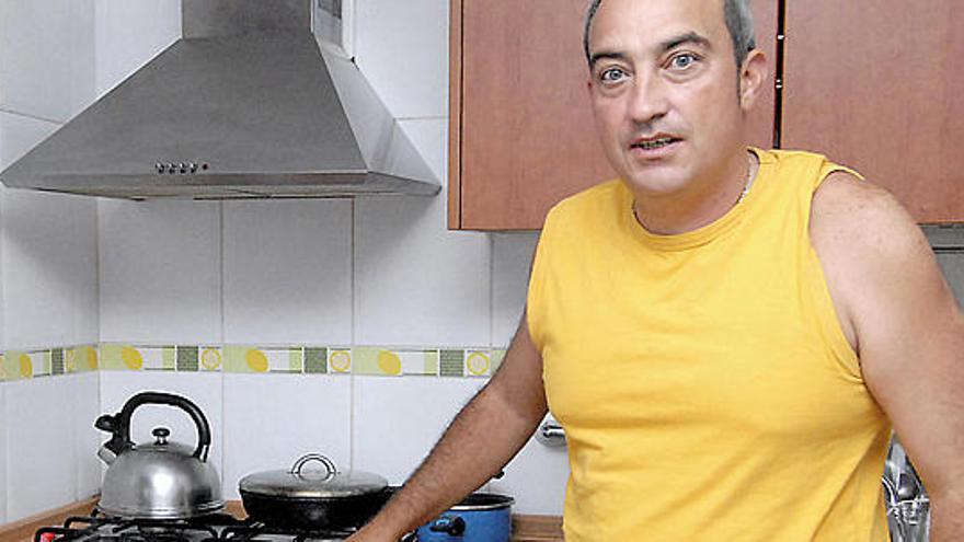 Roberto Field en la cocina de su casa en el barrio de Las Chumberas.   YAIZA SOCORRO