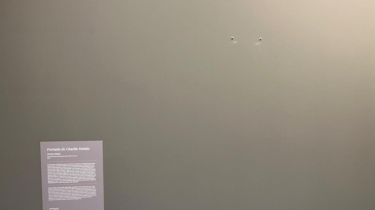 Pared en la que debía exponerse la portada de 'Charlie Hebdo'