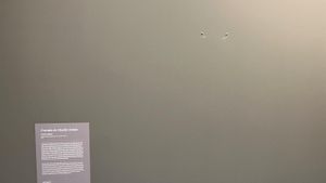 Pared en la que debía exponerse la portada de Charlie Hebdo censurada