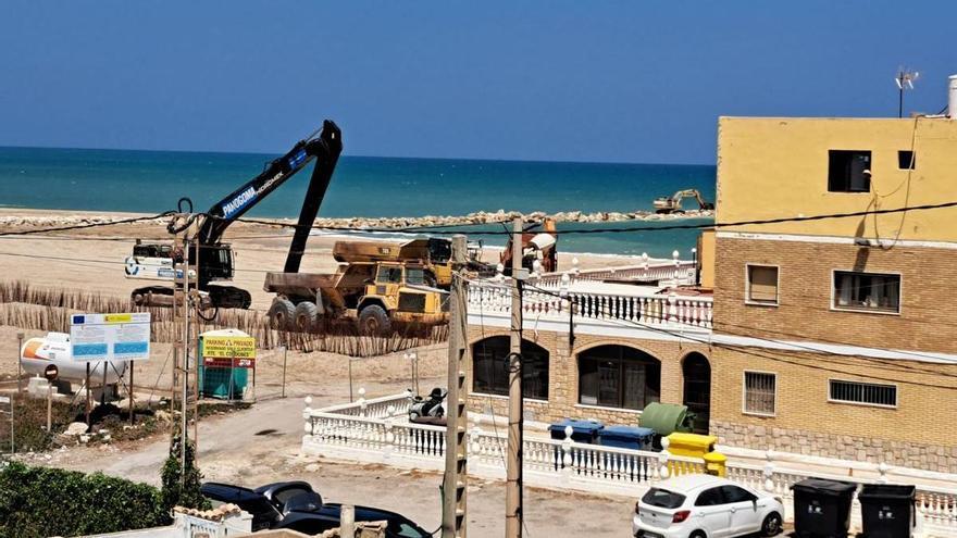 Las playas de l'Estany y el Cordobés siguen cerradas en Cullera a escasos días de finalizar julio por la demora de la regeneración