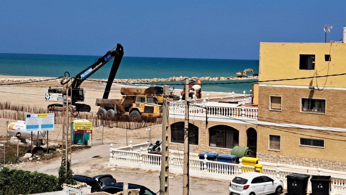 La maquinaria sigue trabajando en el nuevo arenal generado por las obras ante el restaurante El Cordobés.