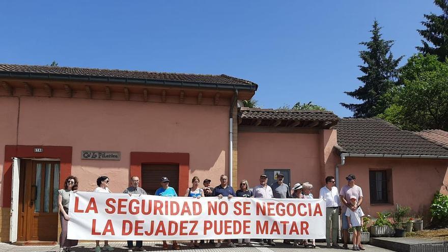 Los vecinos de San Cucao protestan de nuevo contra el tráfico y exigen un radar fijo: "Es insostenible"