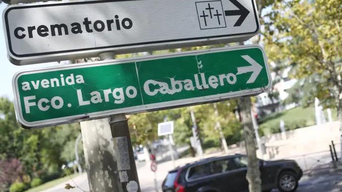 Archivo - Señal de la dirección de la calle Largo Caballero, en Madrid (España), a 30 de septiembre de 2020.