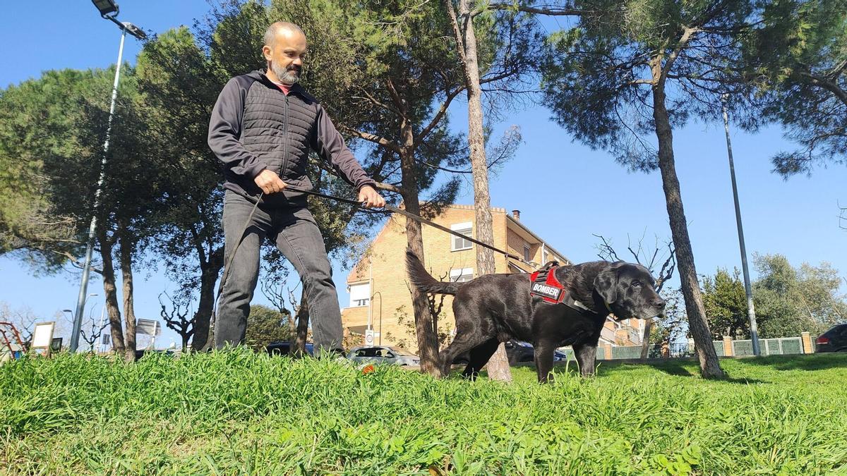 El Xot i el seu guia Andreu Morera, del Grup Caní de Recerca de Bombers El Xot i el seu guia Andreu Morera, del Grup Caní de Recerca de Bombers