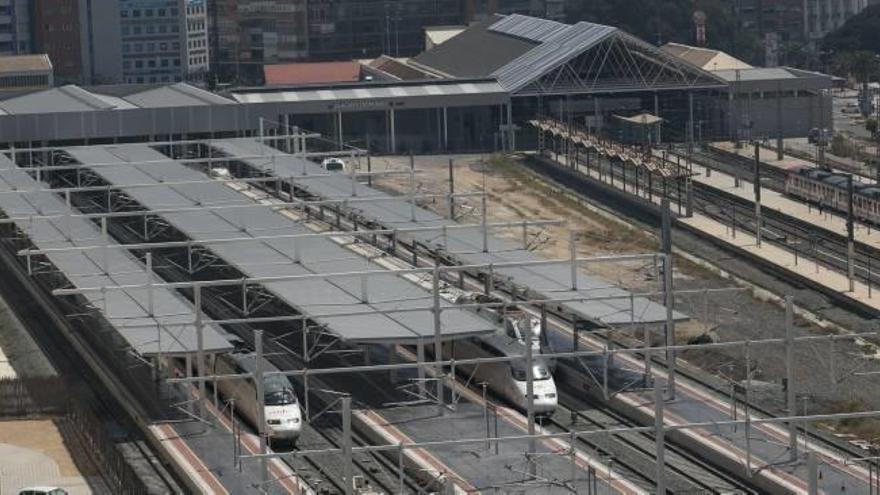 Vista general de la playa de vías de la estación de Alicante, desde donde parten los AVE a Madrid y los Euromed y Talgo a Barcelona.