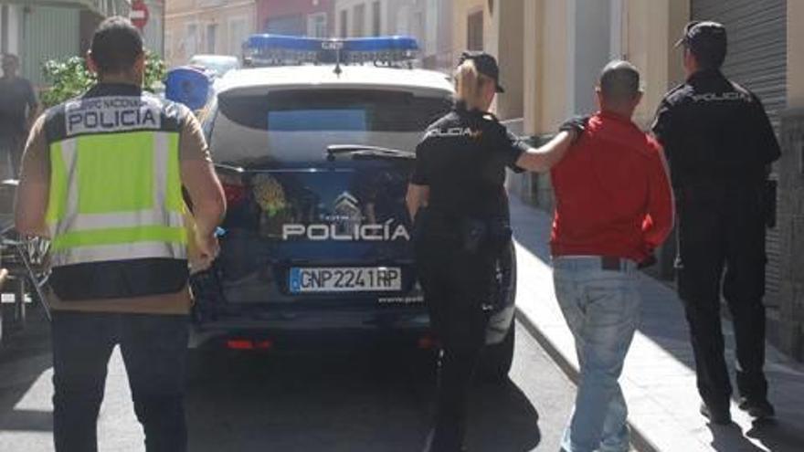 La Policía de Orihuela traslada a uno de los detenidos.