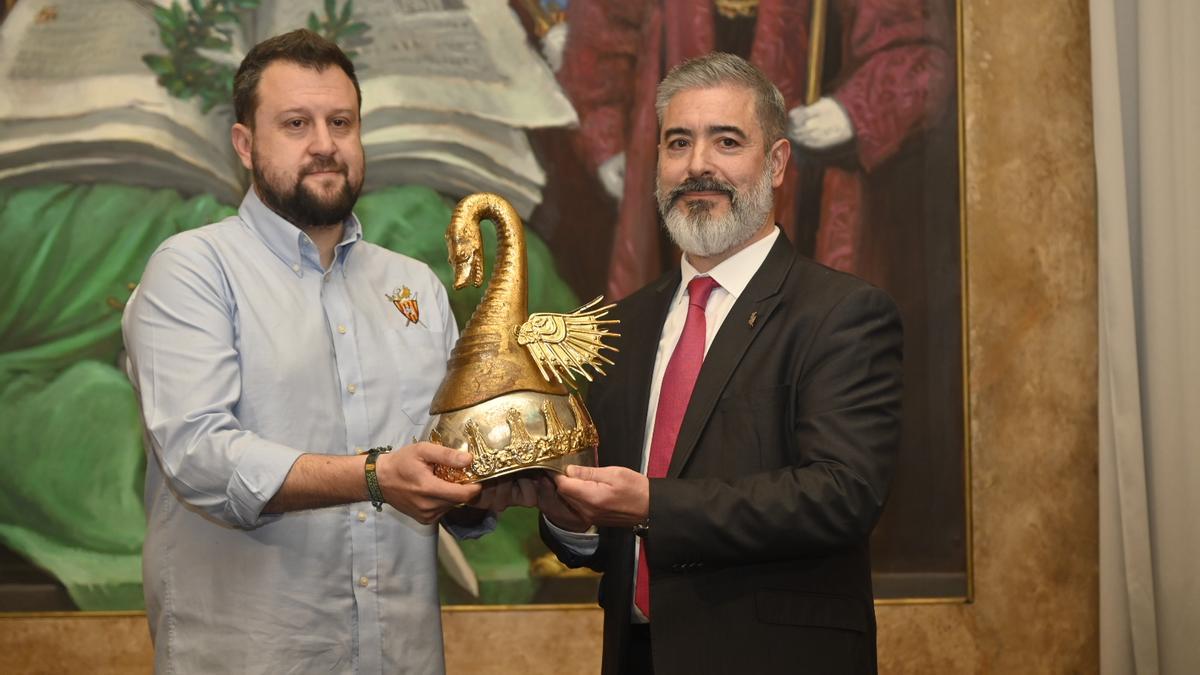 Vídeo: La Germandat dels Cavallers de la Conquesta entrega el casco Drac Alat a José Antonio Balfagón