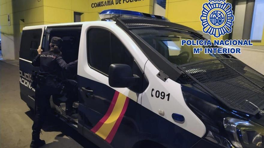 Sorprenden a un ladrón escondido entre dos coches tras haber robado en ellos