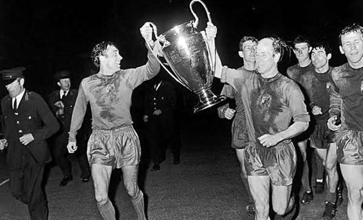 Golejador històric. El jugador que més gols ha anotat amb la samarreta del club anglès, Bobby Charlton (dreta), porta amb els seus companys la Copa d’Europa aconseguida davant el conjunt portuguès (4-1).